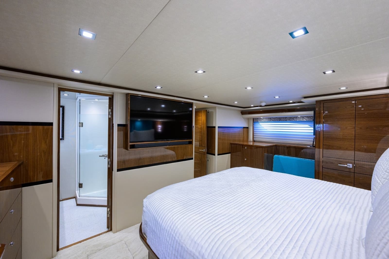 2023 Viking 80 Skybridge - Photo 16