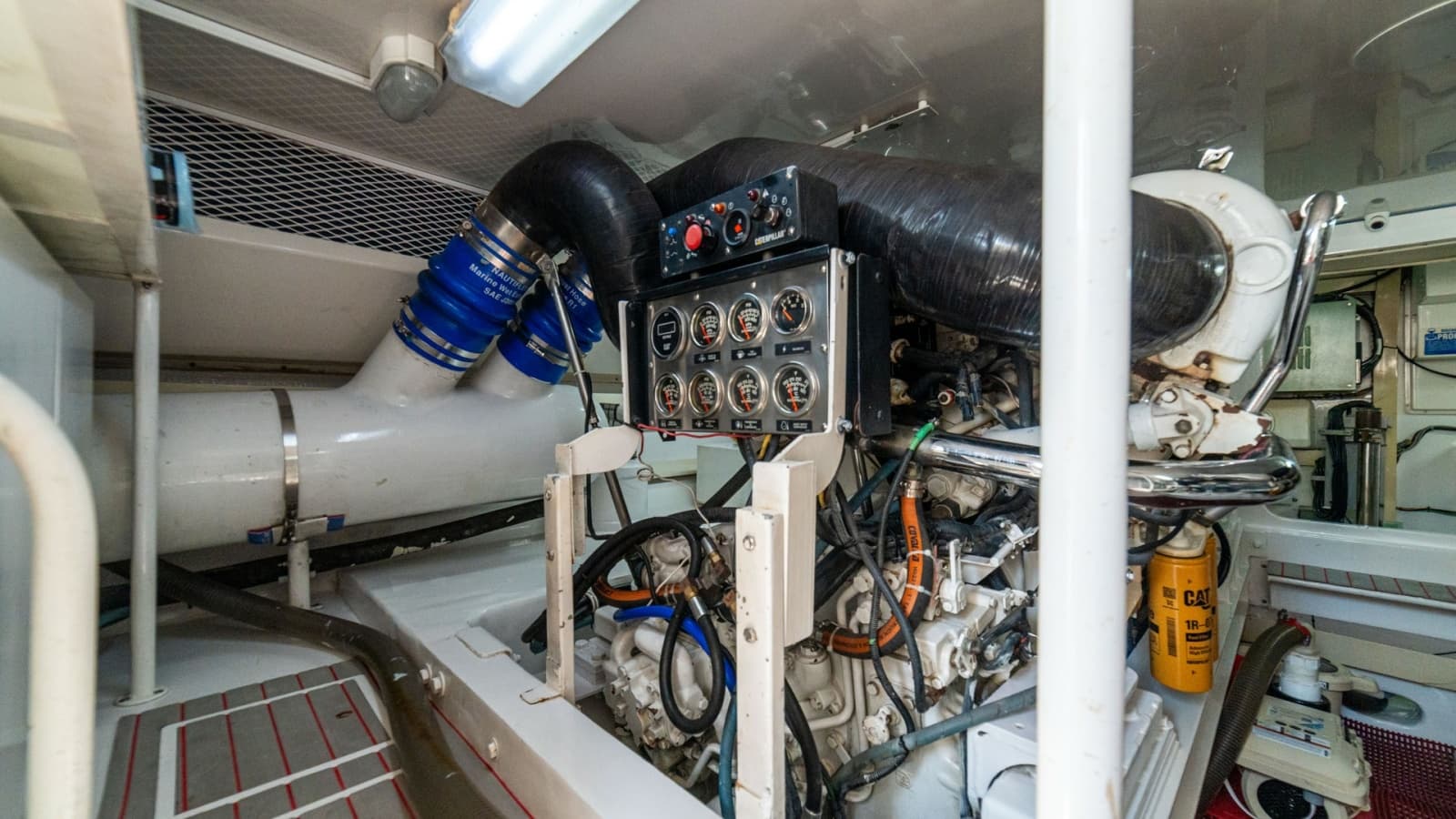 2001 Viking 61 Convertible - Photo 70