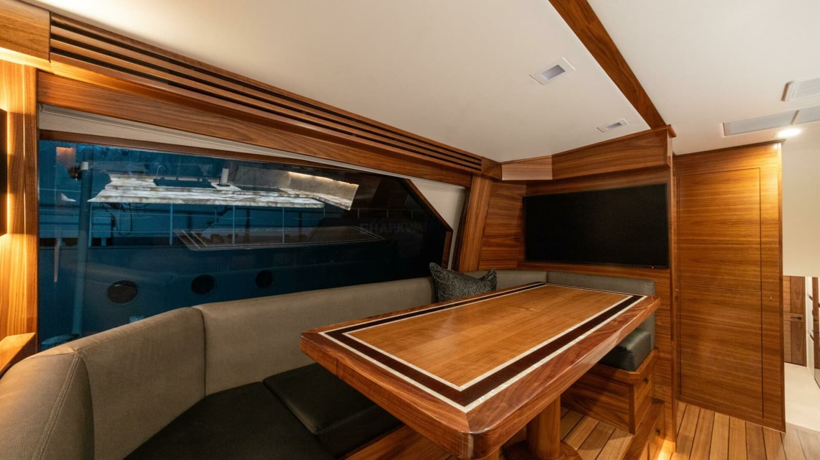 2025 Viking 82 Convertible - Photo 12