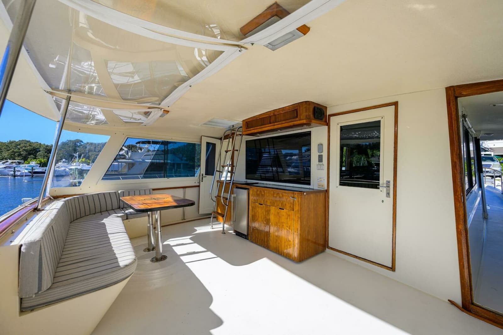 1987 Hatteras 63 Motor Yacht - Photo 44