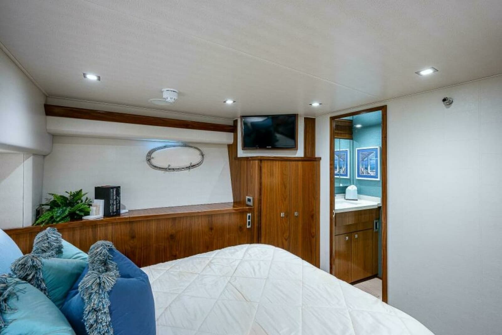 2017 Viking 75 Motoryacht - Photo 31