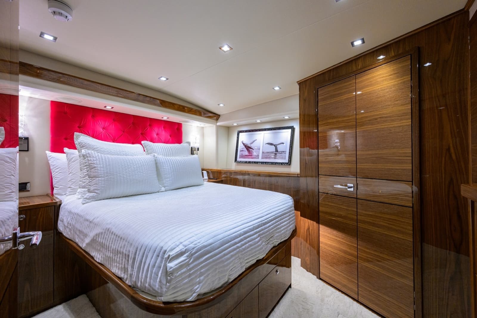 2023 Viking 80 Skybridge - Photo 27