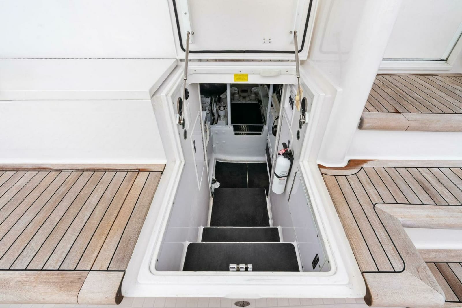 2006 Viking 61 Convertible - Photo 42