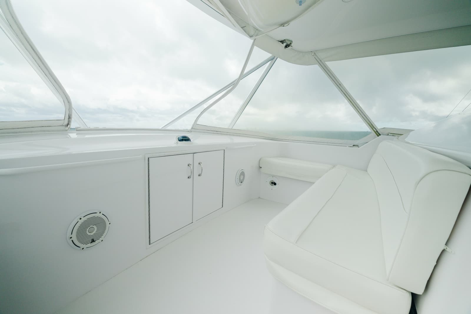 2005 Hatteras 60 Convertible - Photo 26