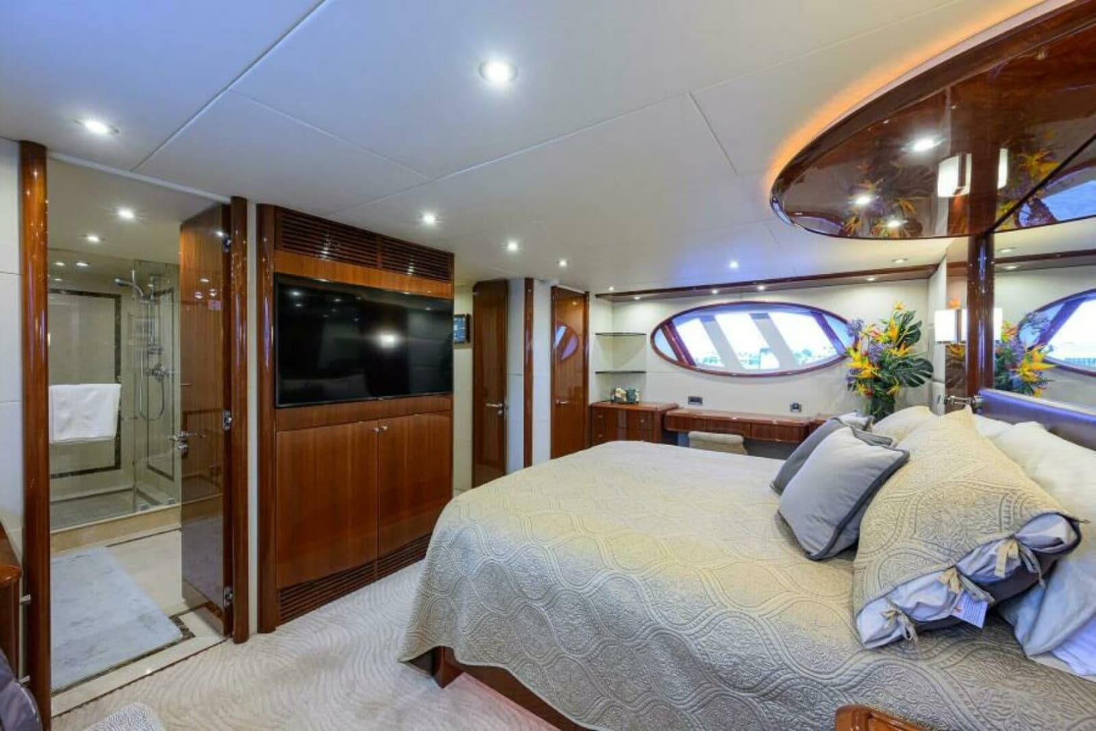 2007 Lazzara Yachts 80 Enclosed - Photo 15