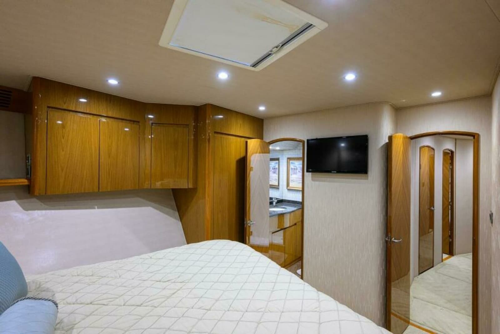 2013 Viking 82 Convertible - Photo 19