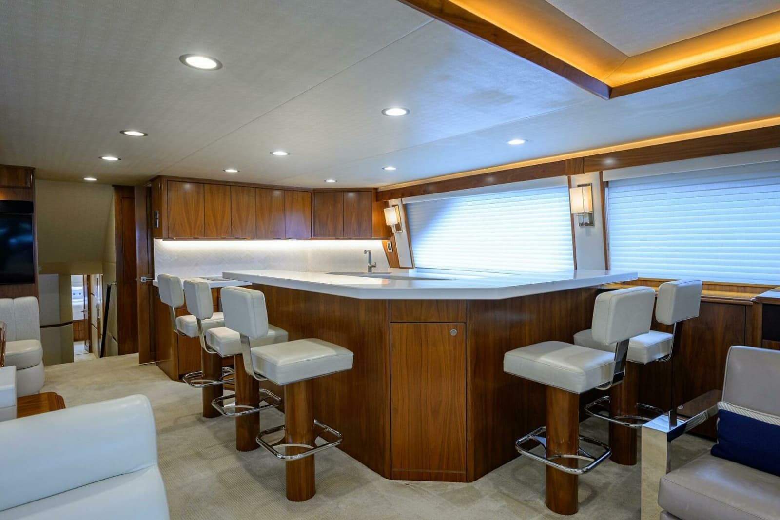 2017 Viking 92 Enclosed Bridge - Photo 37