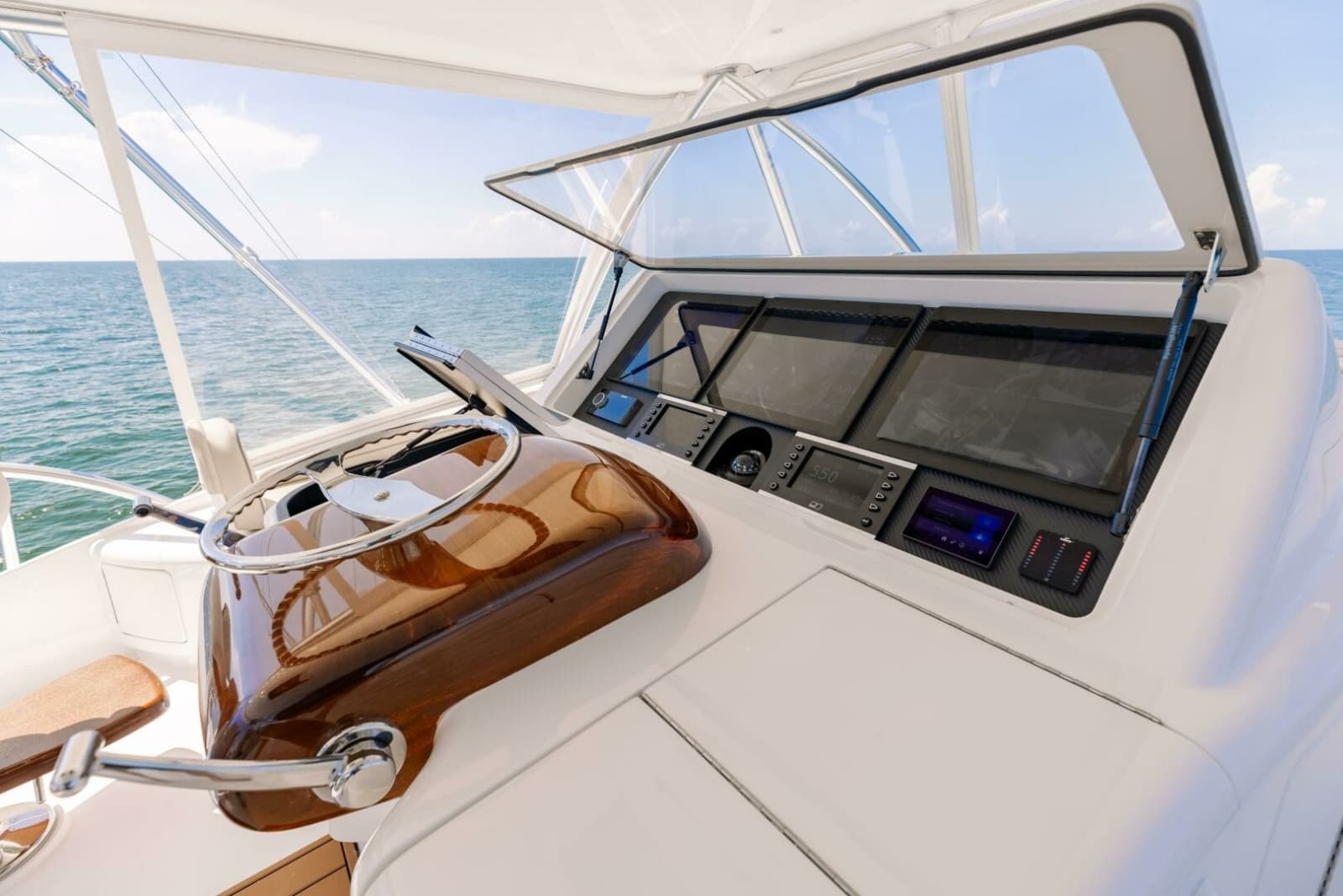 2018 Viking 62 Convertible - Photo 32