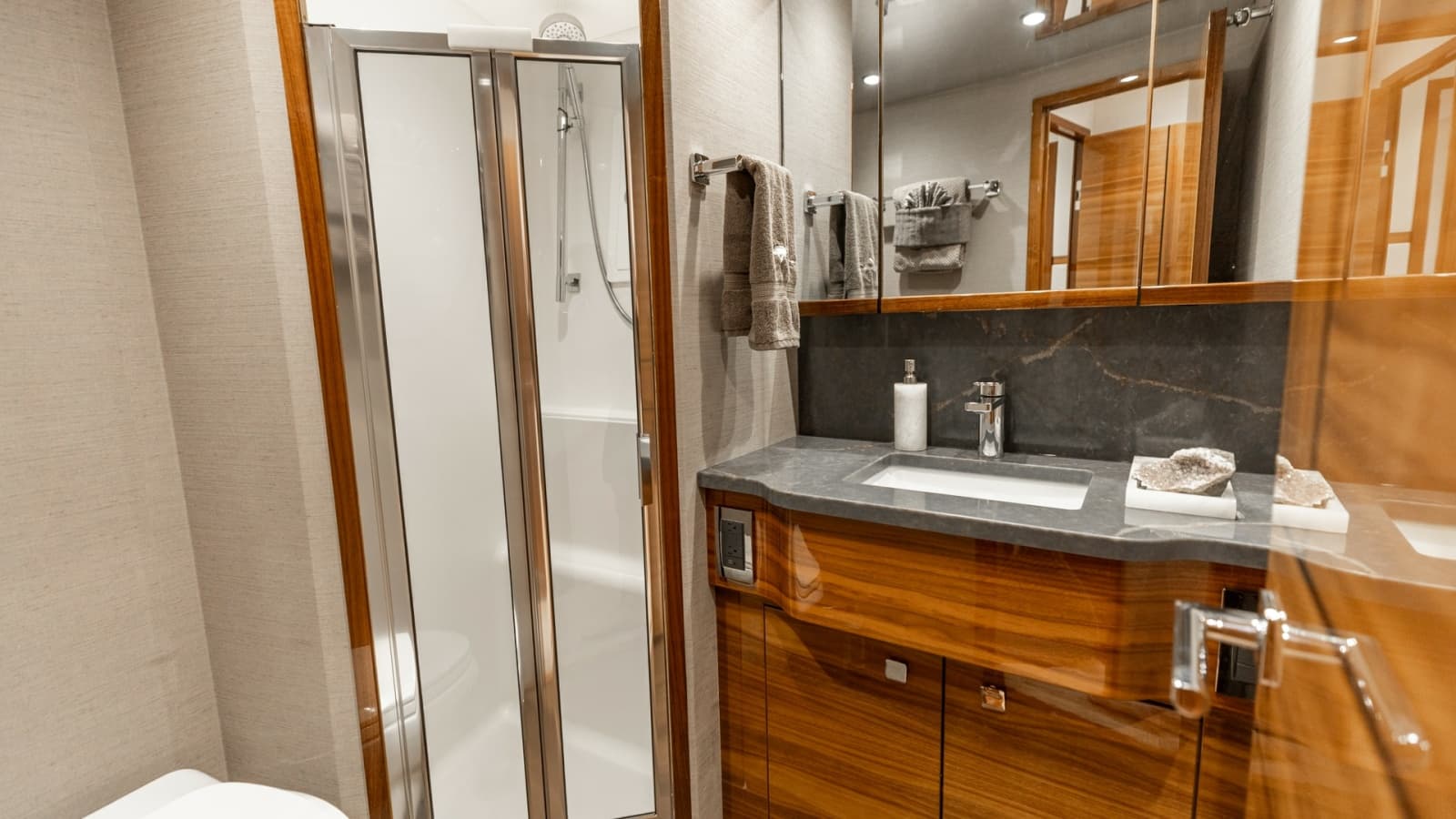 2025 Viking 74 Convertible - Photo 23