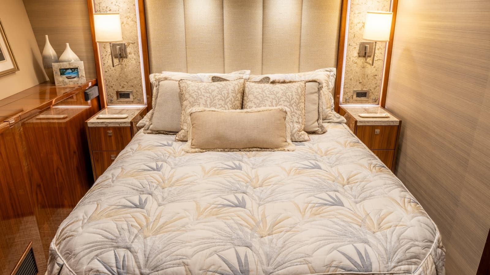 2020 Viking 92 Skybridge - Photo 26