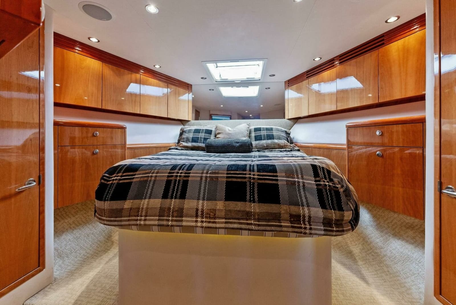 2007 Hatteras 64 Convertible - Photo 20