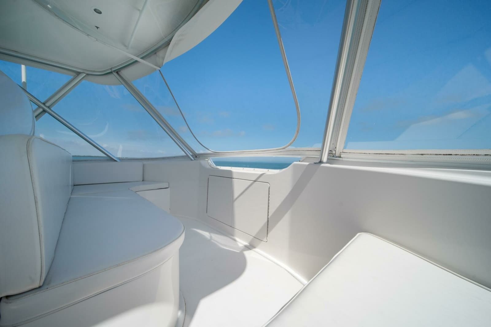 2006 Viking 52 Convertible - Photo 33