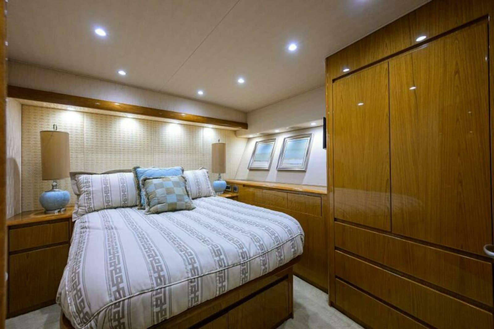 2013 Viking 82 Convertible - Photo 21