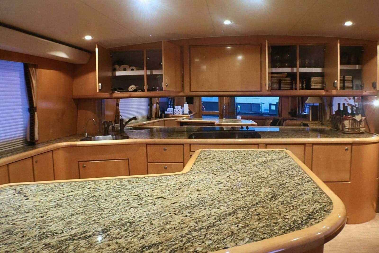 2001 Donzi 73 Sport Yacht - Photo 16