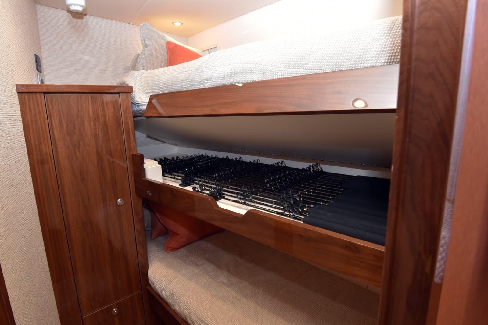 2019 Viking 80 Skybridge - Photo 101