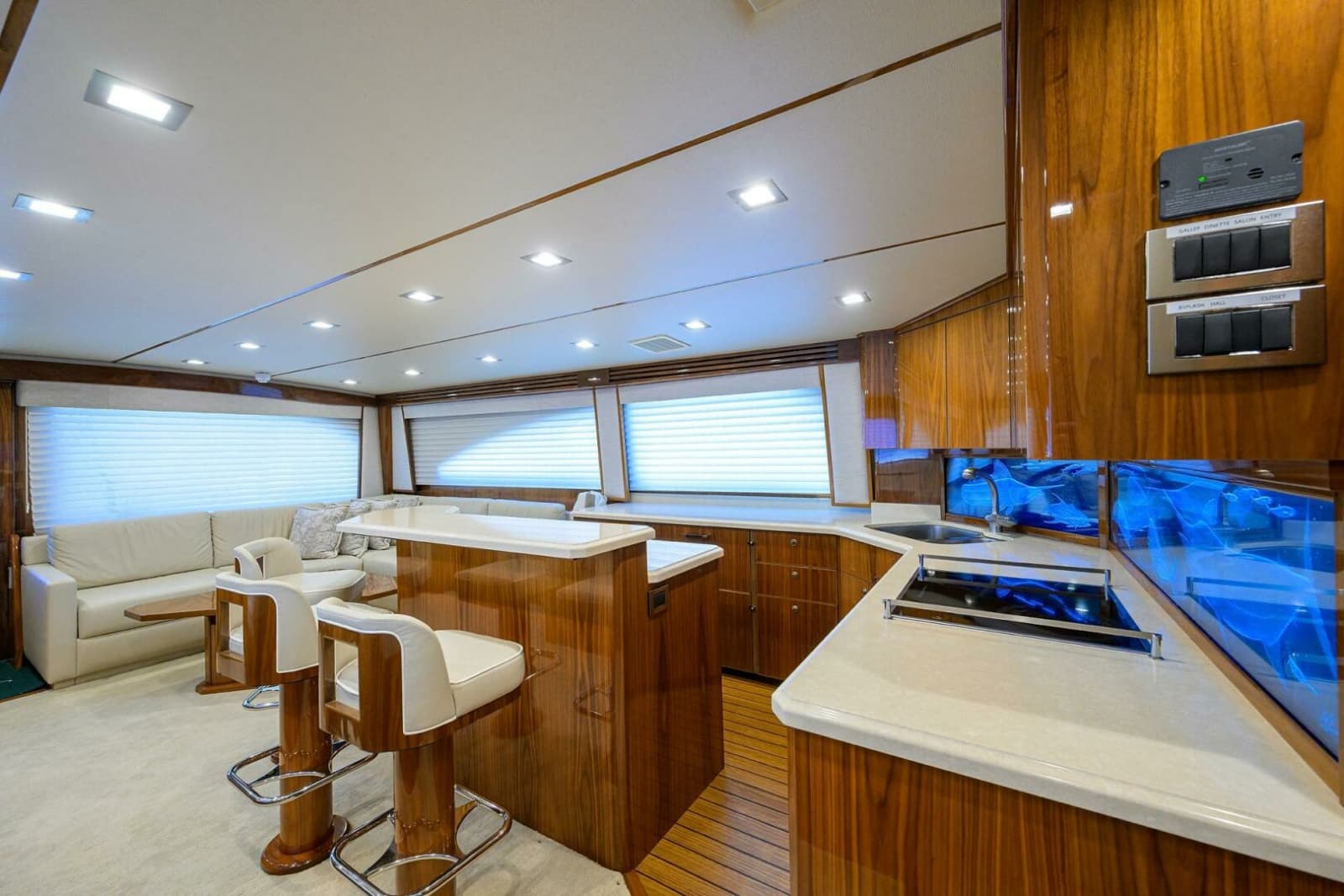 2021 Viking 72 Convertible - Photo 8