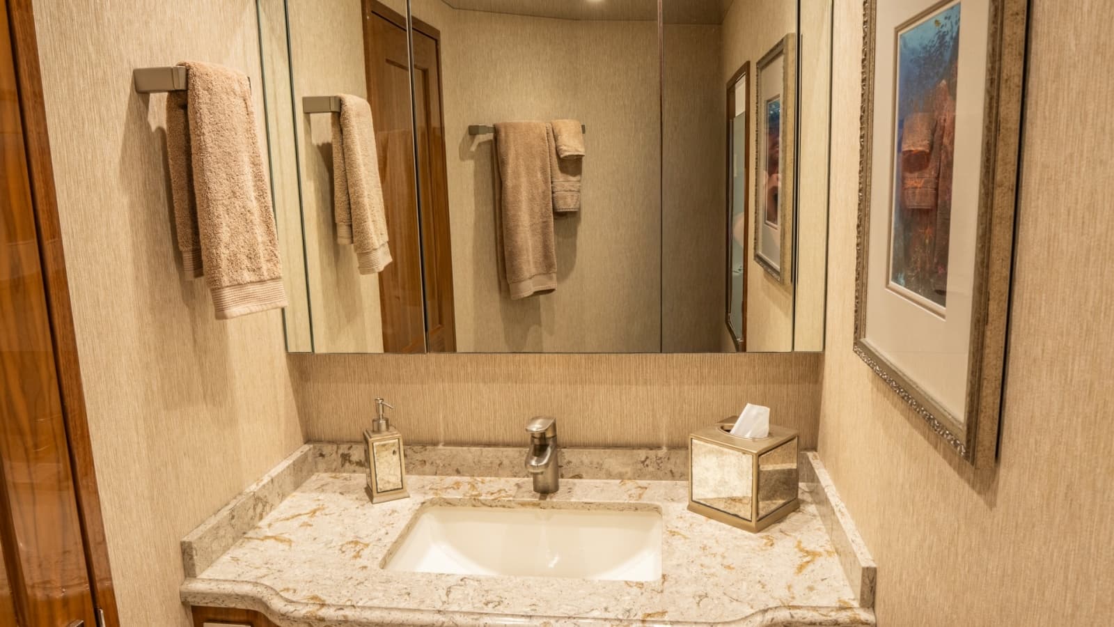 2020 Viking 92 Skybridge - Photo 19