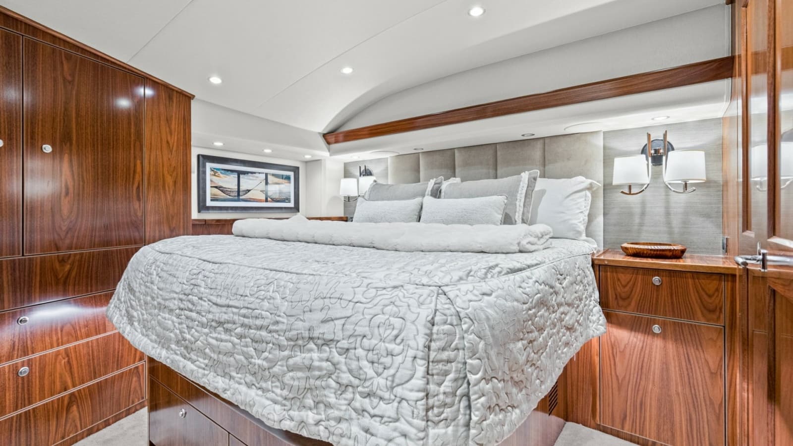 2020 Viking 68 Convertible - Photo 18