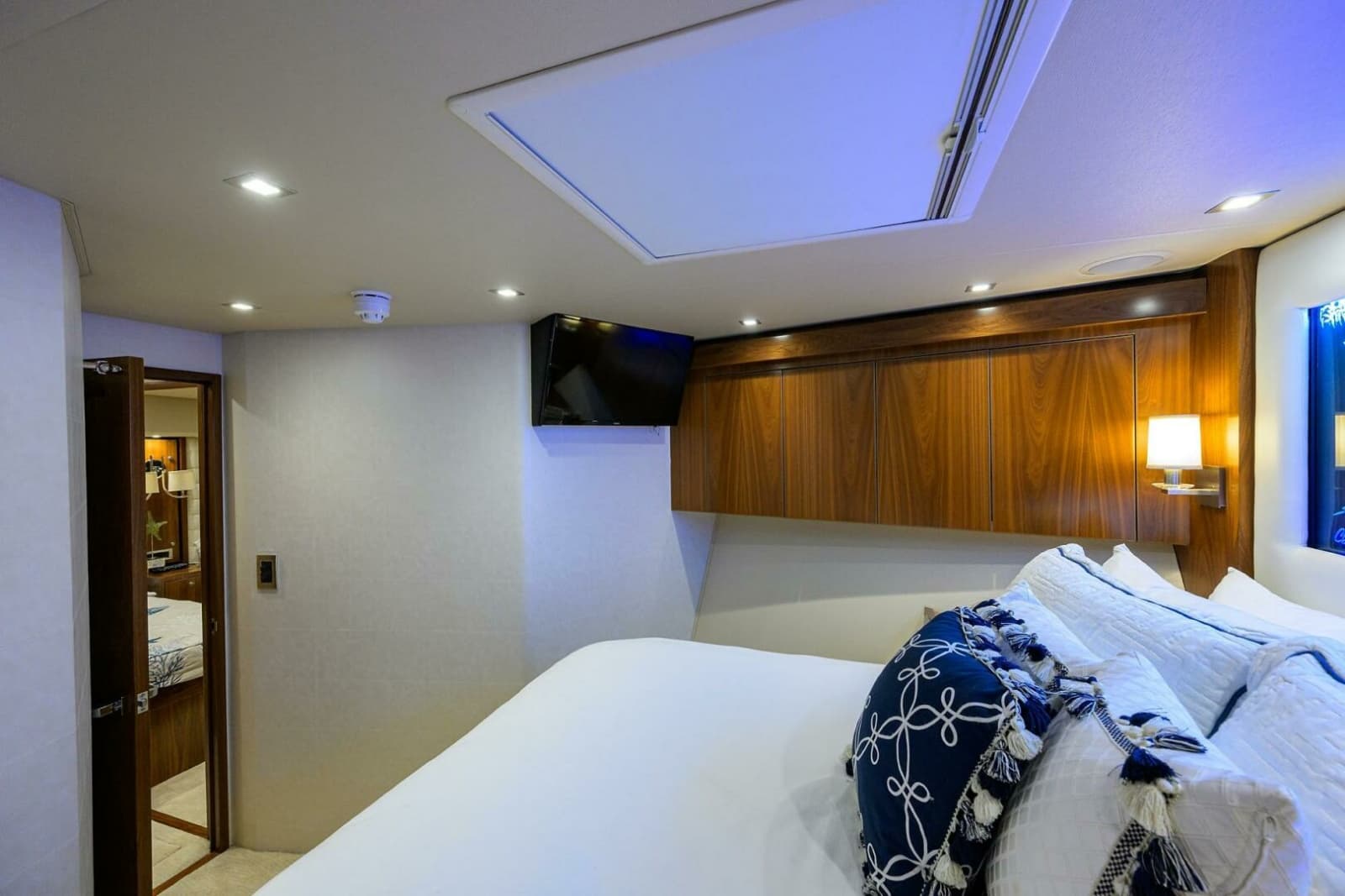 2020 Viking 92 Enclosed Bridge - Photo 18