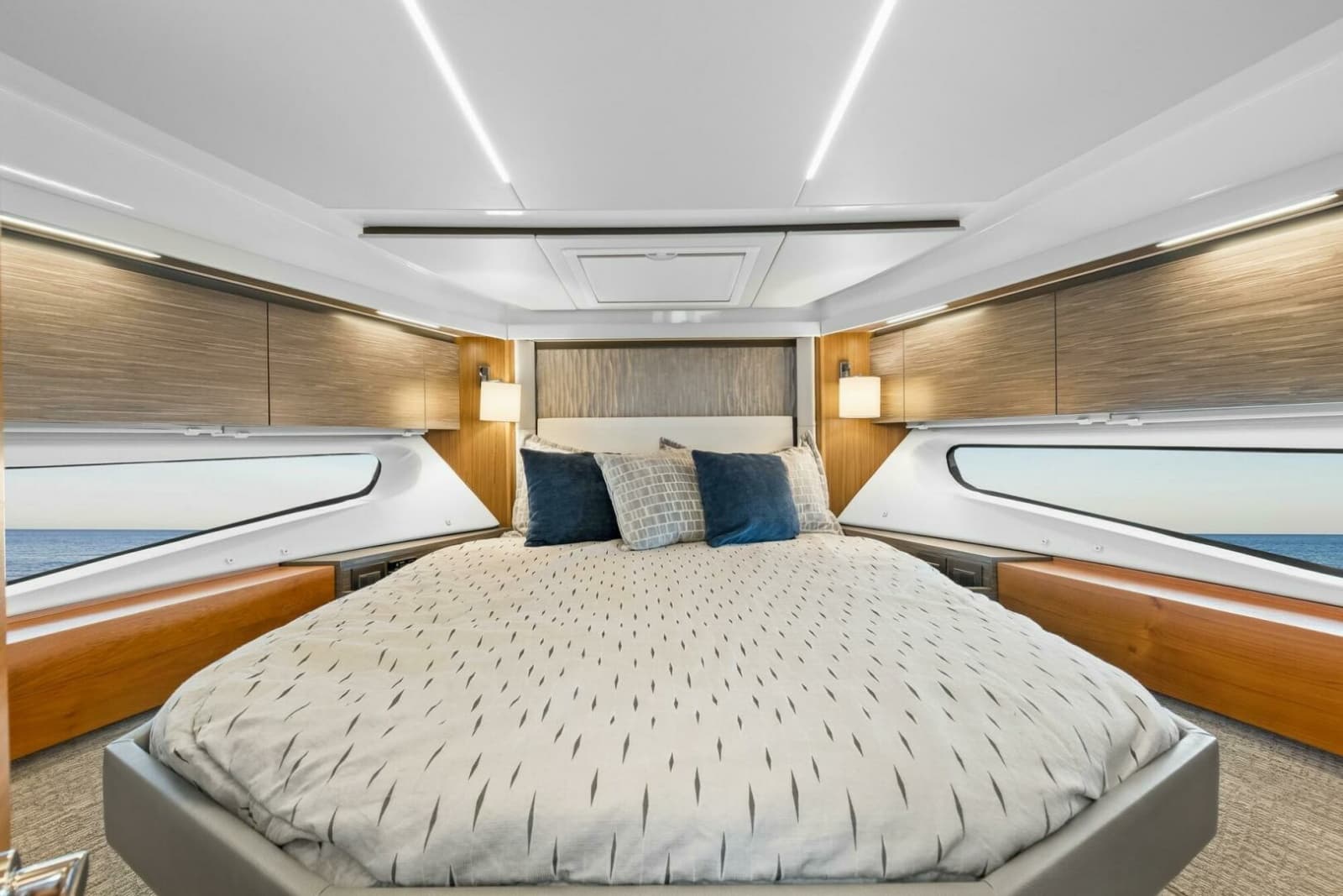 2019 Tiara Yachts C49 Coupe - Photo 9