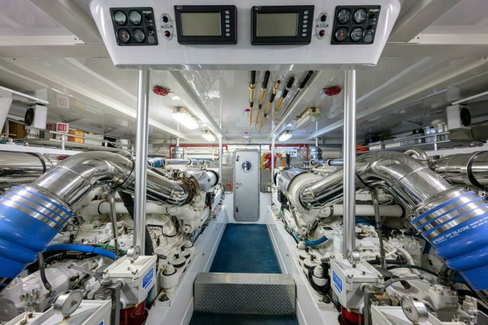 2004 Sea Force IX 82 Enclosed Bridge - Photo 7