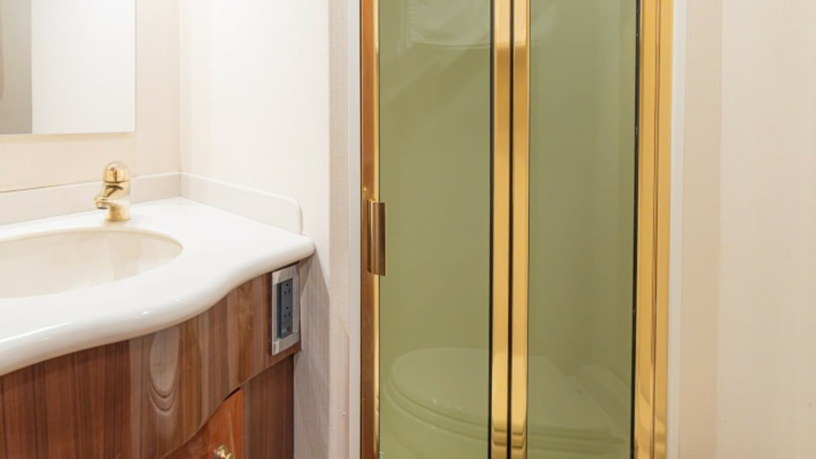 2005 Viking 61 Convertible - Photo 44