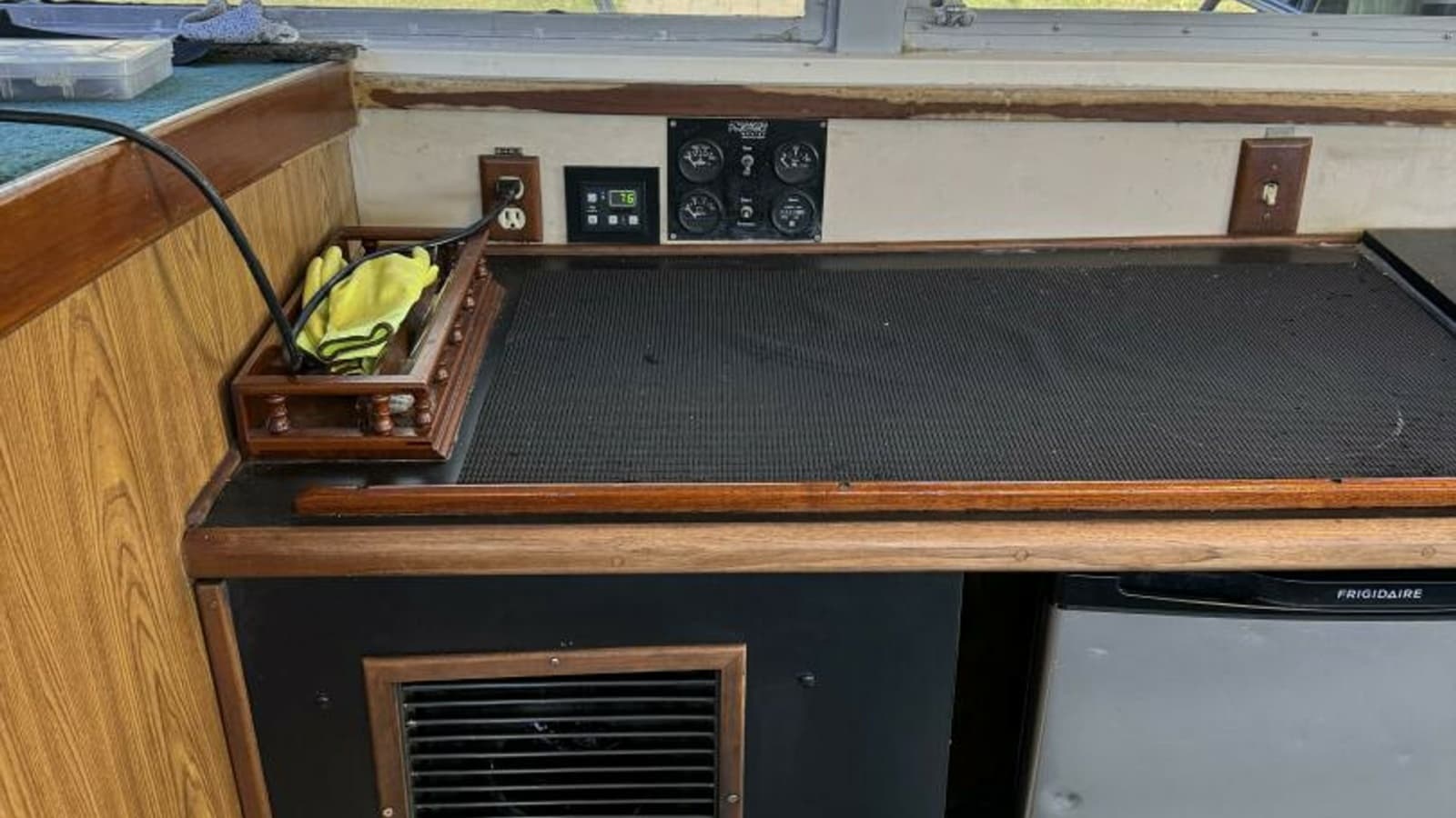 1983 Bertram 385 Convertible - Photo 6