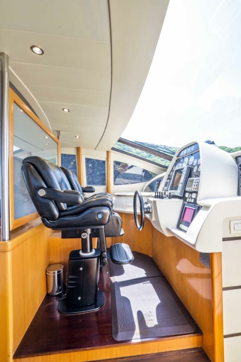 2005 Pershing 76 Motor Yacht - Photo 9