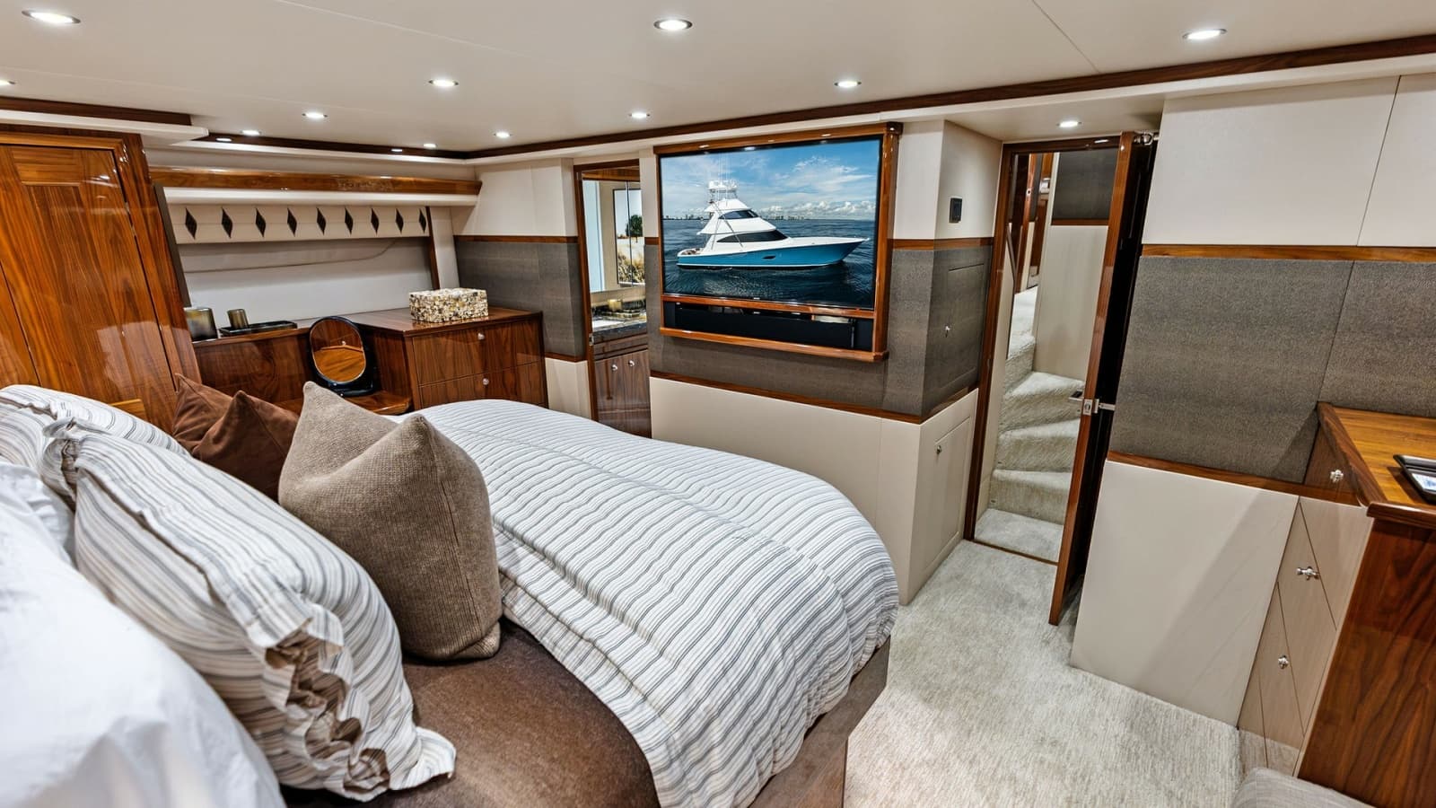 2017 Viking 80 Convertible - Photo 23