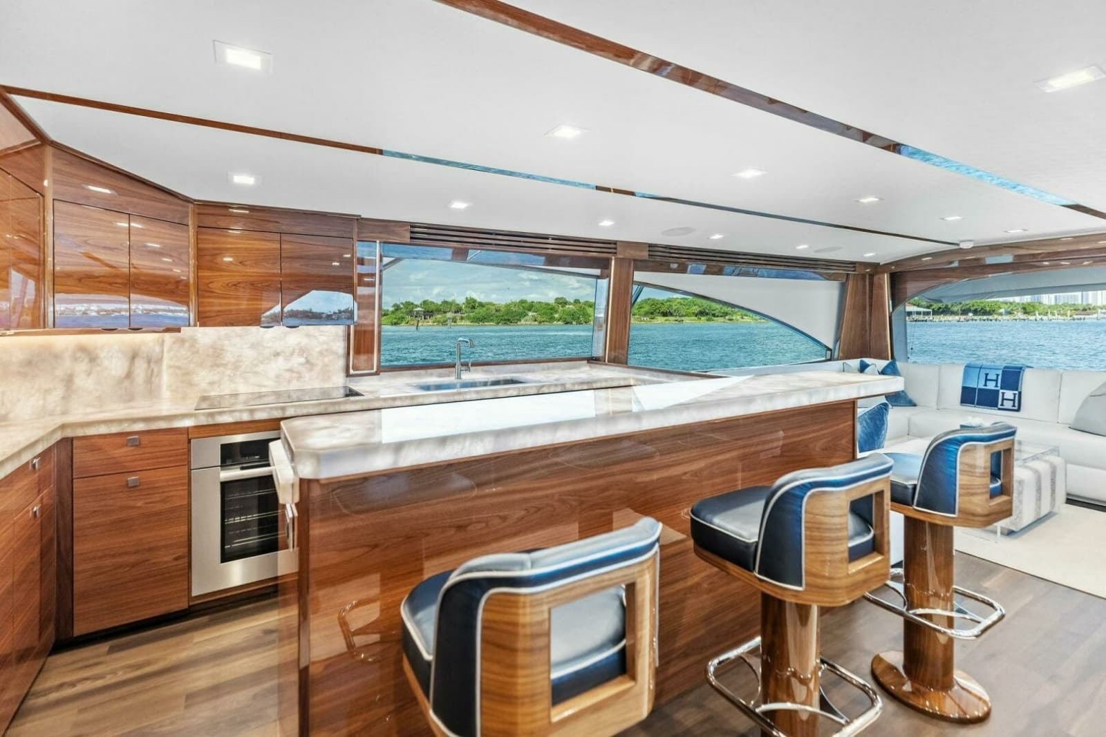 2026 Viking 82 Convertible - Photo 33