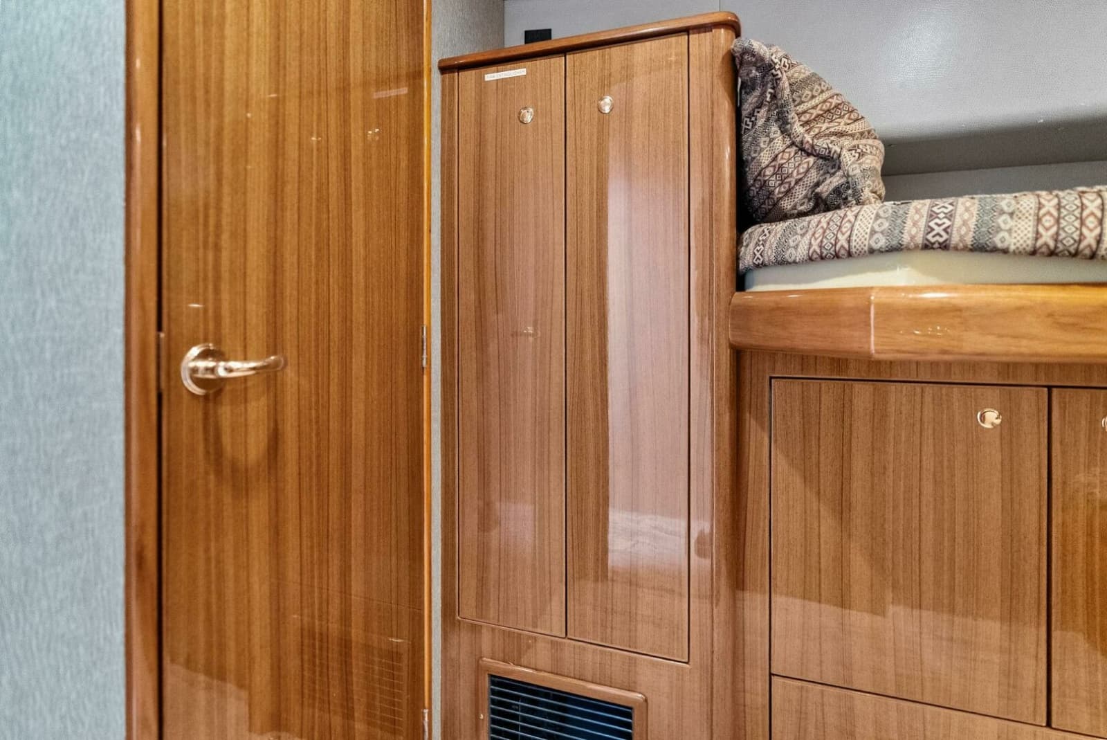 2006 Viking 61 Convertible - Photo 34