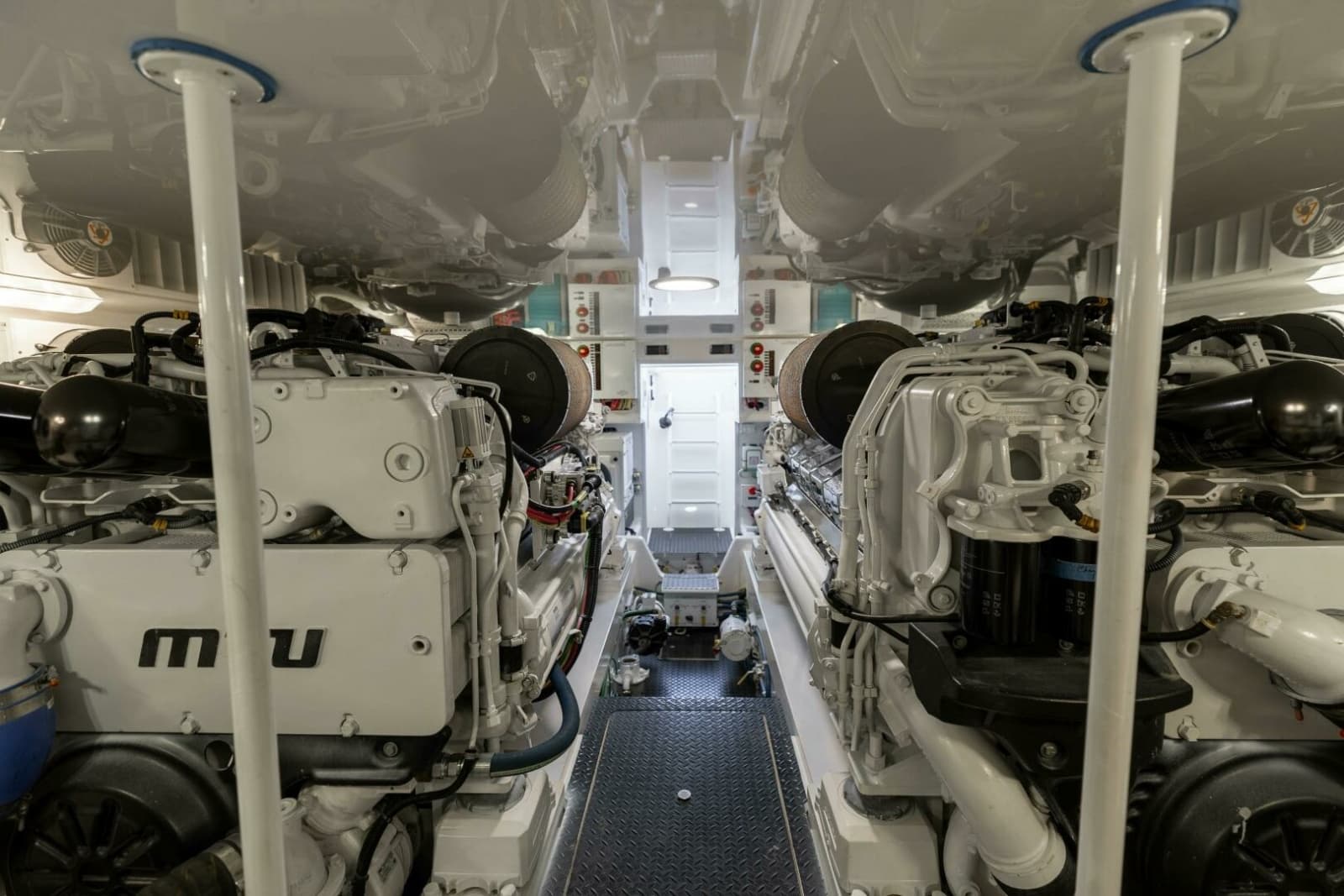 2018 Viking 62 Convertible - Photo 41