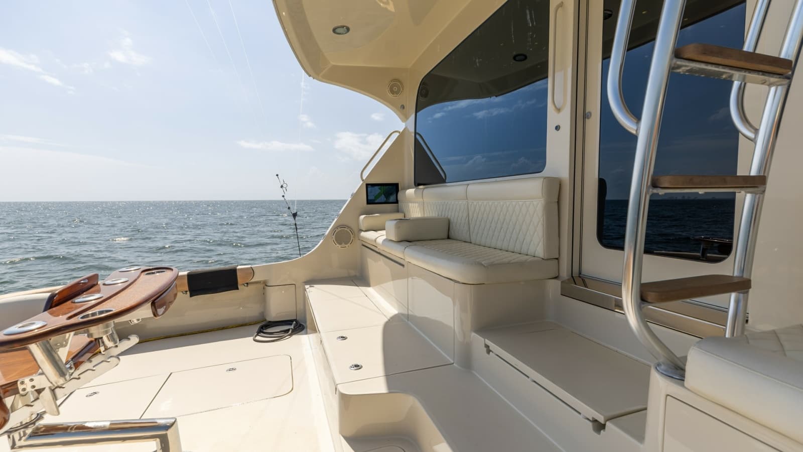 2007 Hatteras 68 Convertible - Photo 40