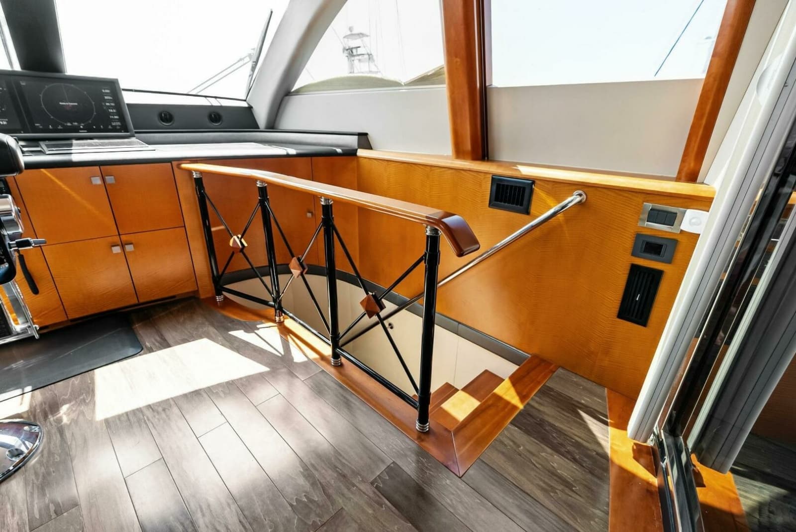 2006 Lazzara Yachts 84 Skylounge - Photo 43