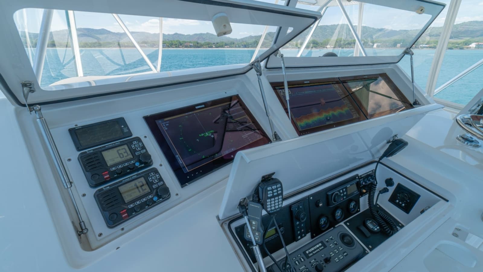 2005 Viking 61 Convertible - Photo 64