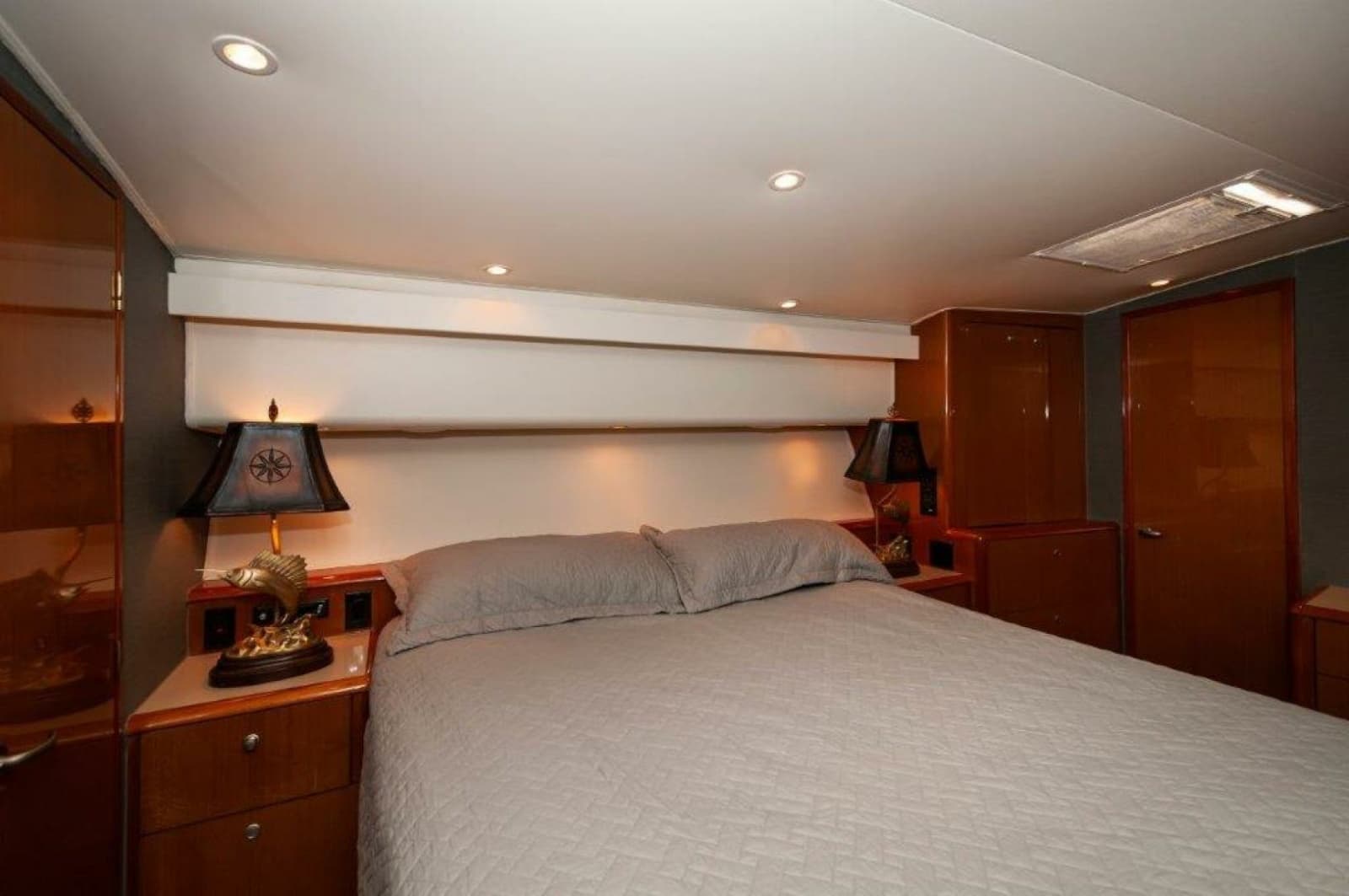 2001 Viking 61 Convertible - Photo 11