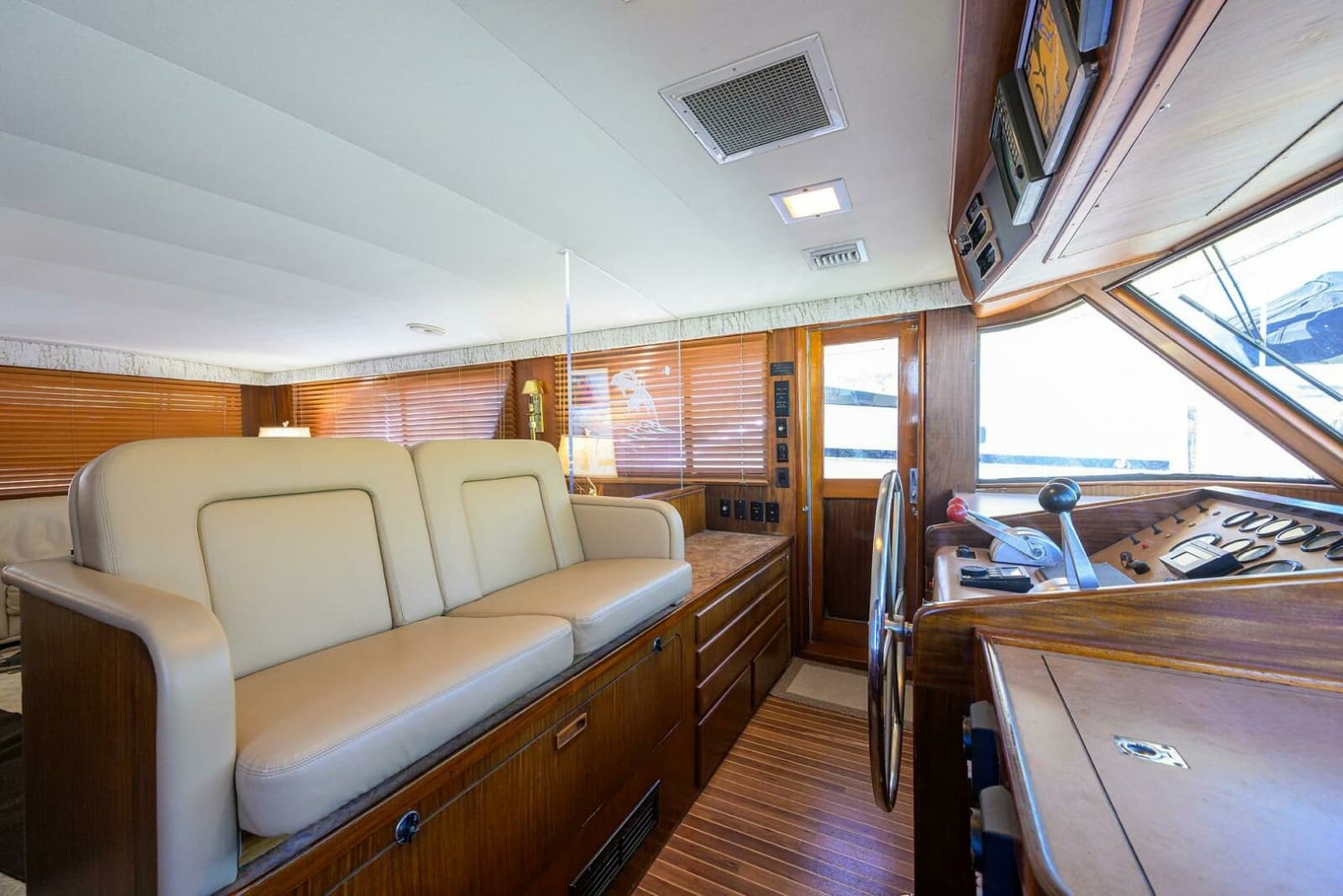 1987 Hatteras 63 Motor Yacht - Photo 19