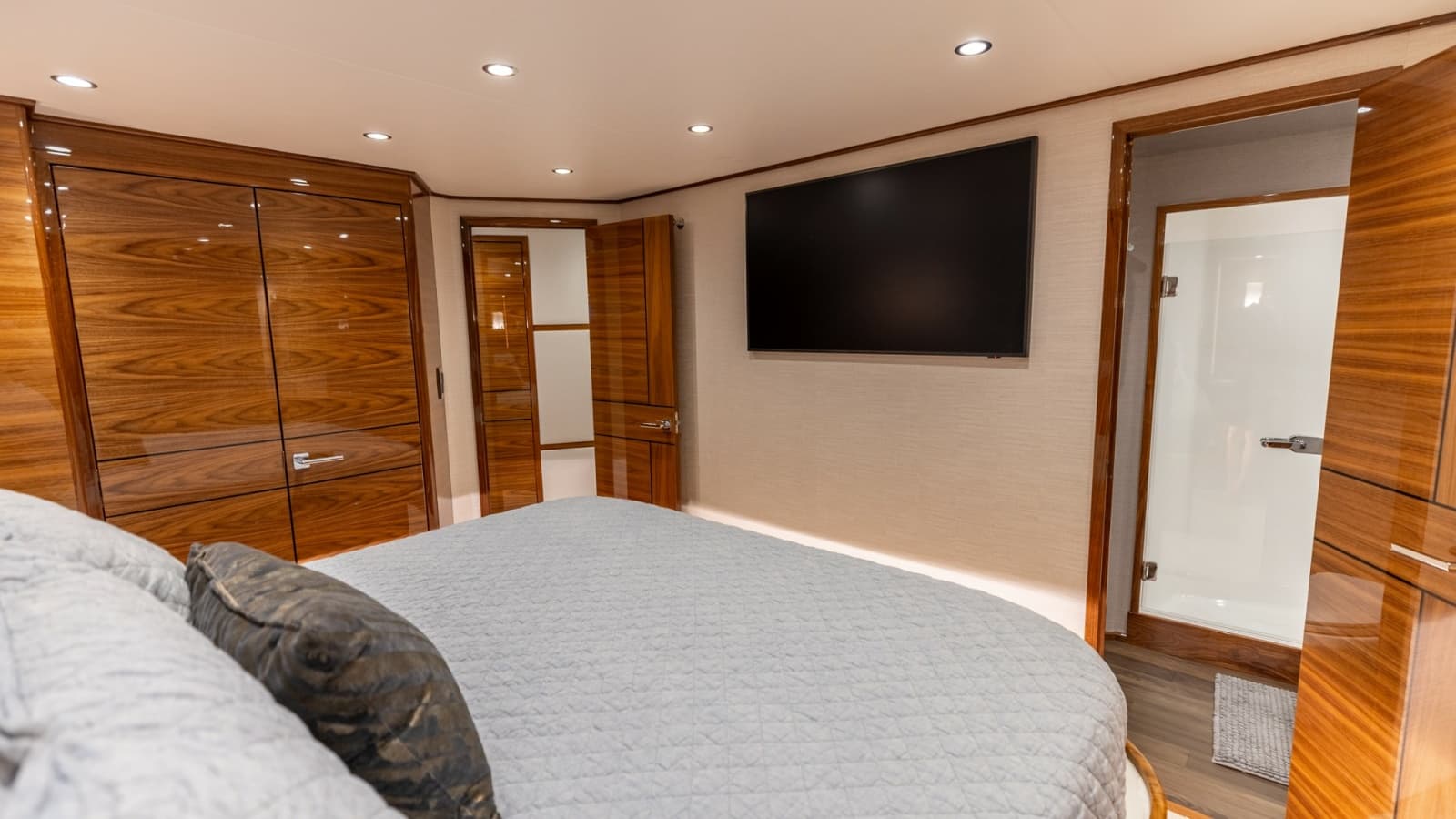 2025 Viking 74 Convertible - Photo 18