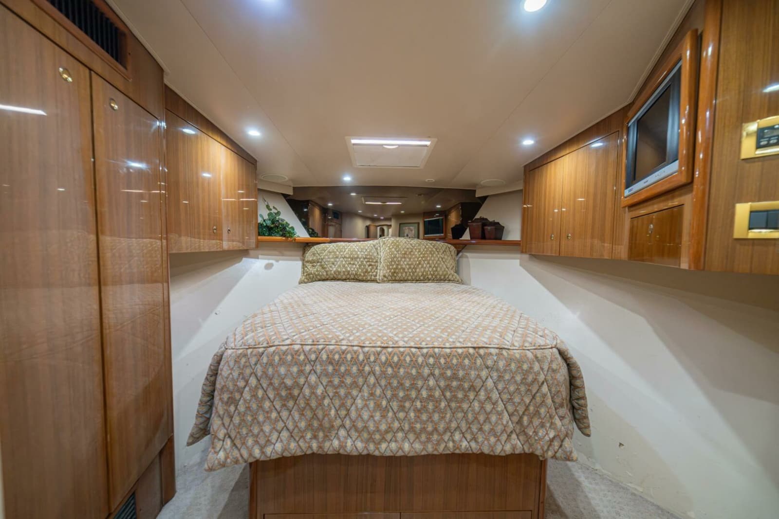 2006 Viking 56 Convertible - Photo 55