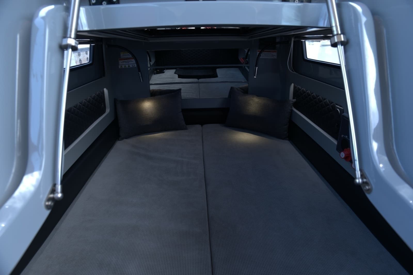 2023 Axopar 31 Brabus Shadow 500 - Photo 4