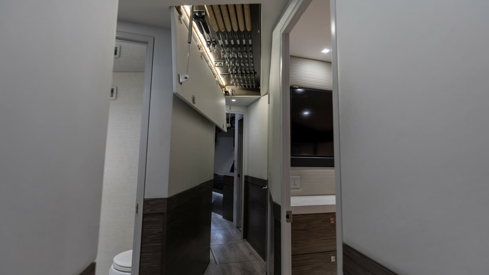 2021 Hatteras 65 GT - Photo 23