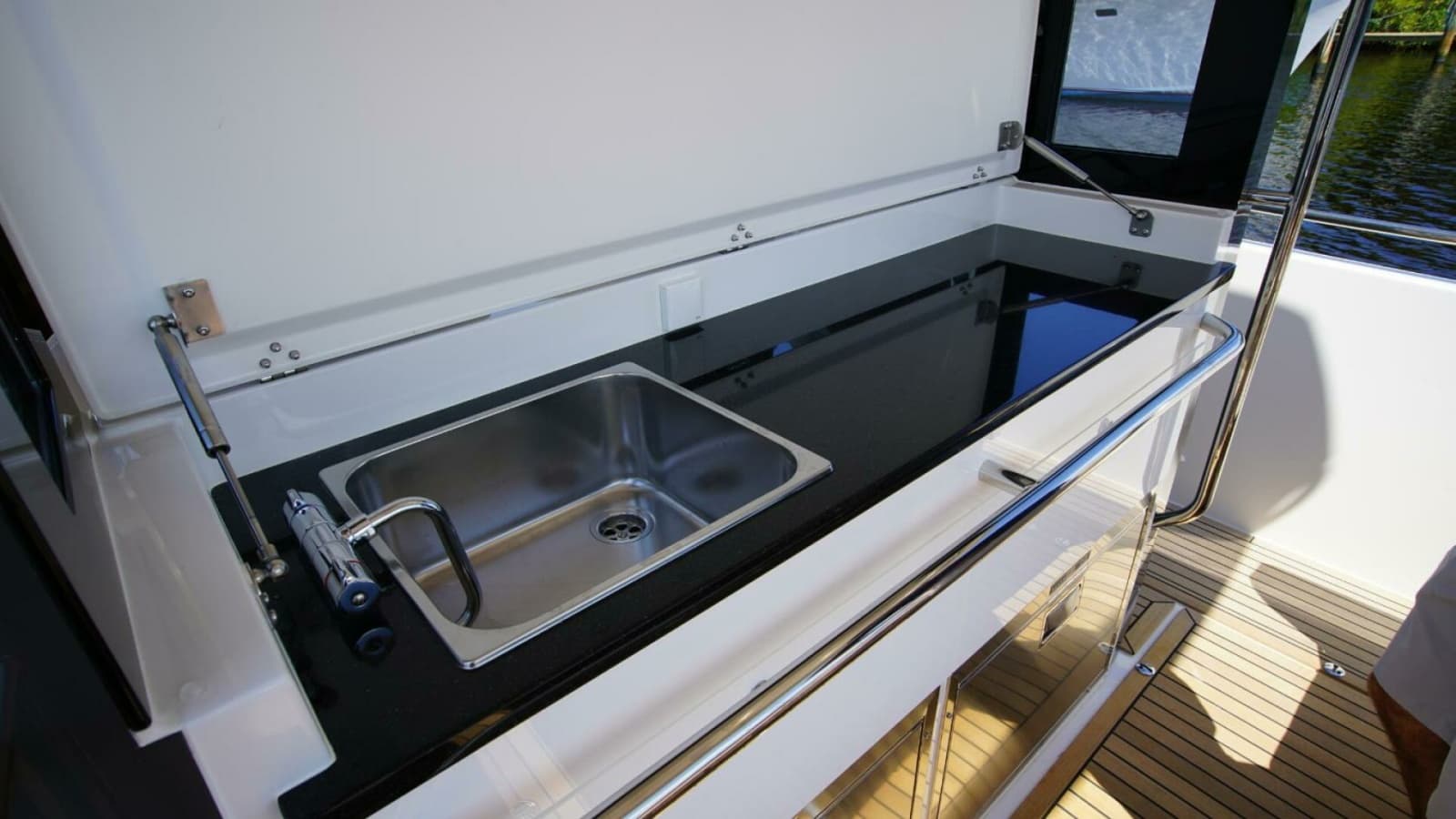 2025 Nimbus Tender 11 - Photo 13