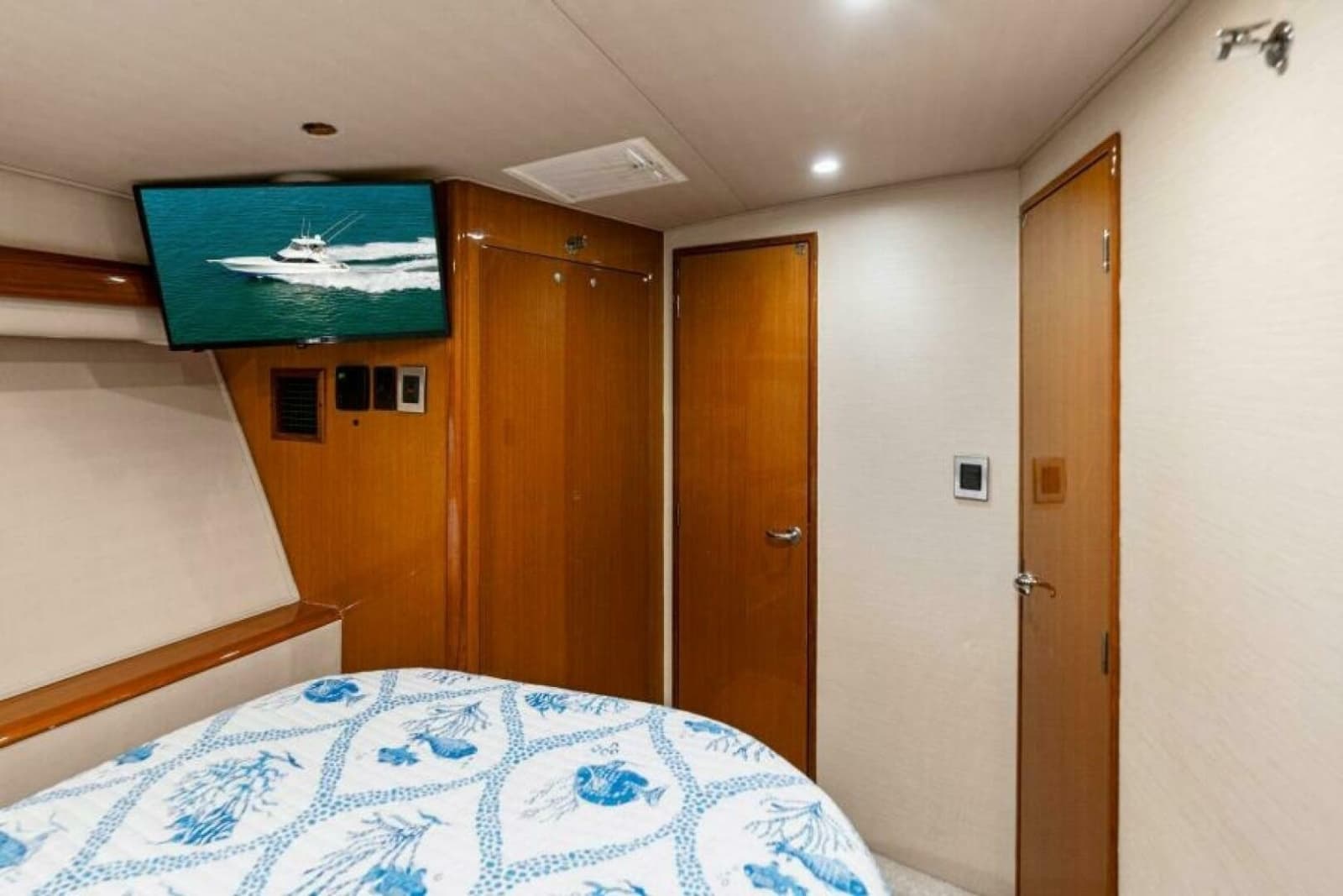 2003 Viking 48 Convertible - Photo 34