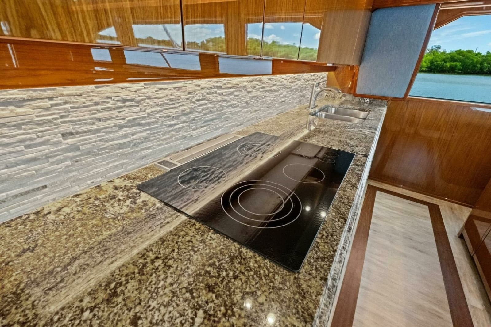 2012 Viking 82 Convertible - Photo 33