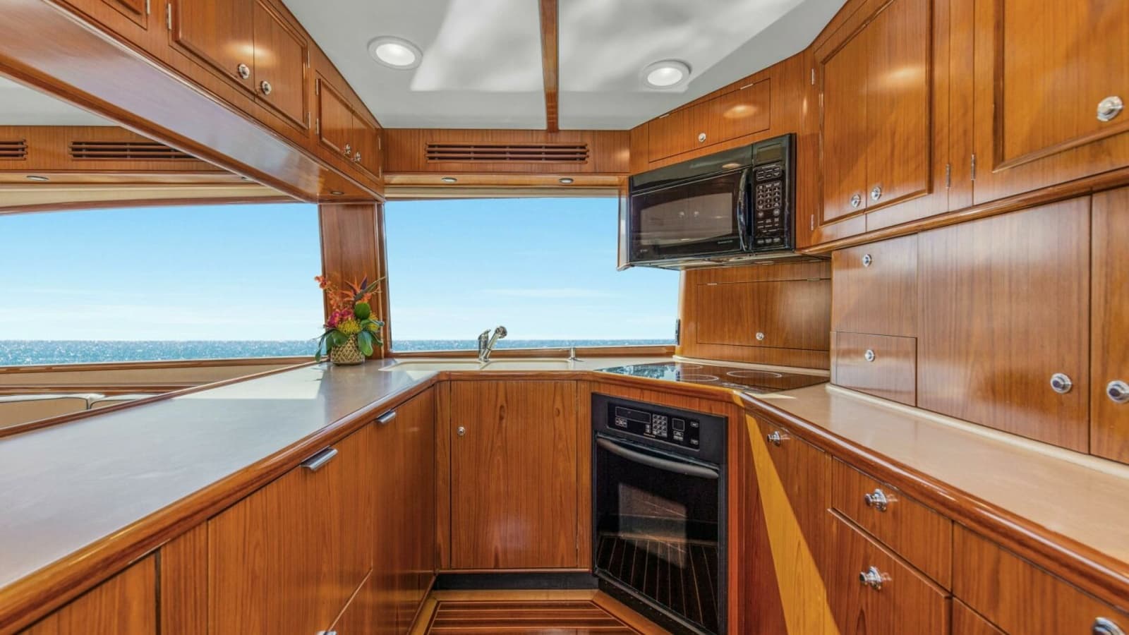 2005 Whiticar 76 Enclosed Bridge - Photo 12