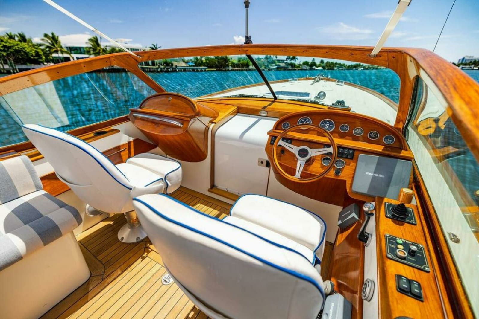 2004 Hinckley Talaria 29 R - Photo 22