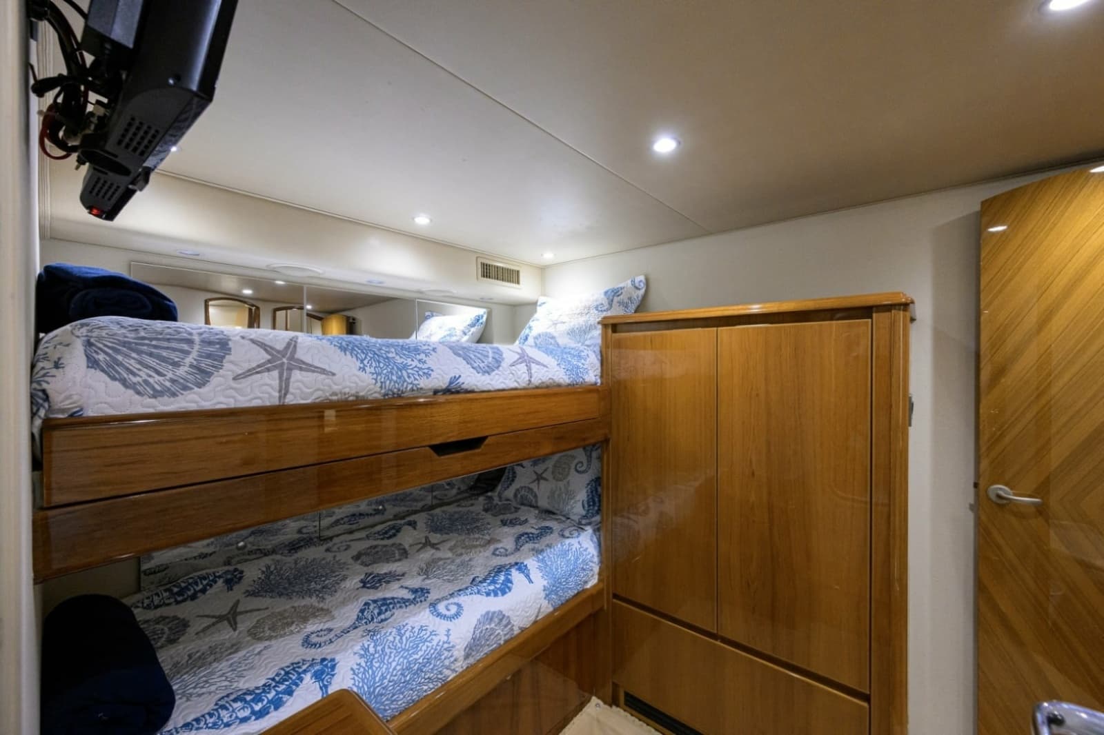 2014 Viking 70 Convertible - Photo 22