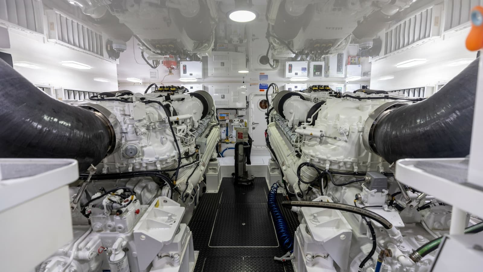2025 Viking 74 Convertible - Photo 34