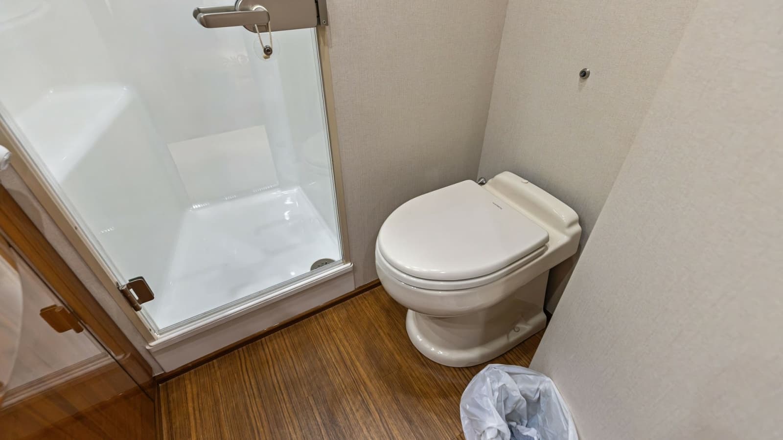 2018 Viking 62 Enclosed Bridge - Photo 47