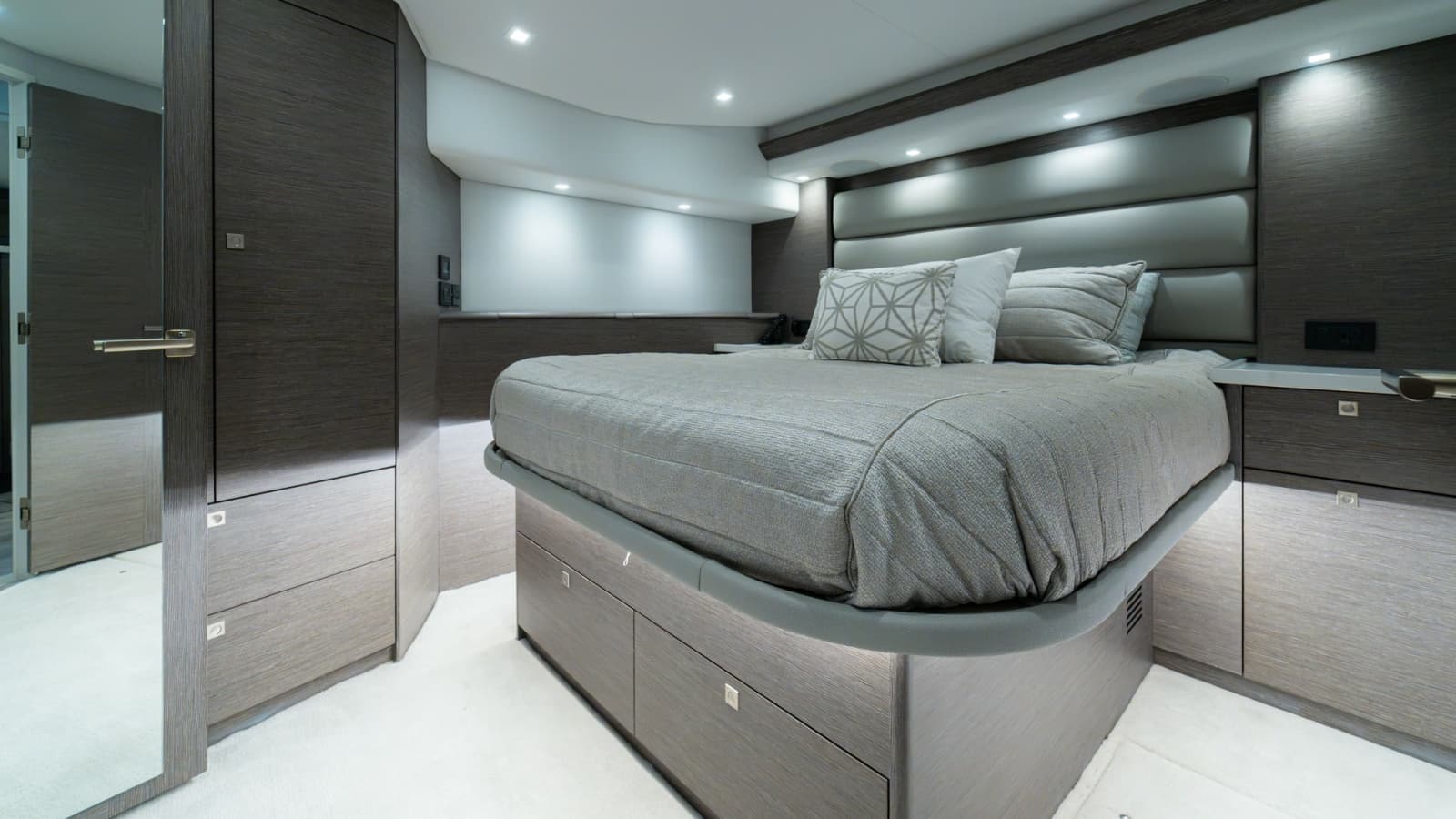 2024 Viking 64 Convertible - Photo 30